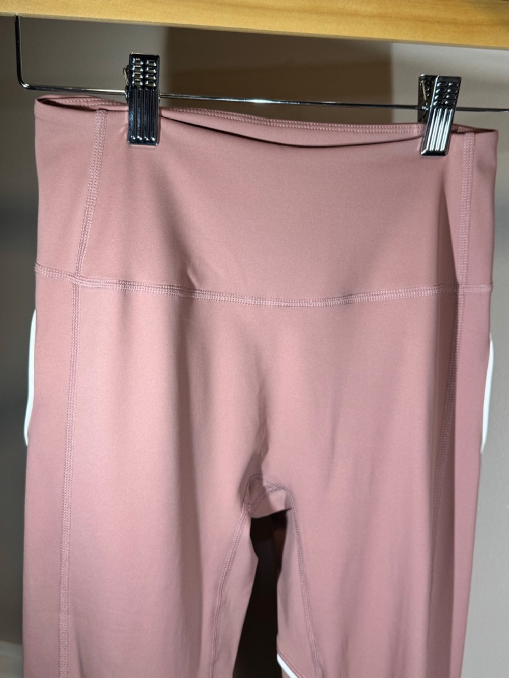 Phero High-Rise Leggings in Dusty Rose with Heart Piping - Picture 5 of 7
